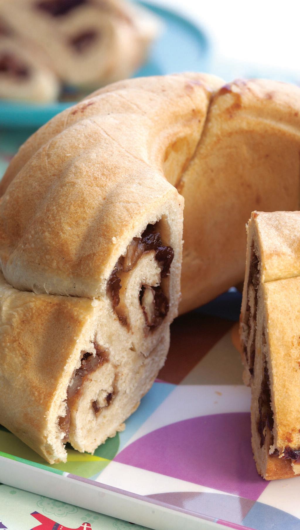 קוגלהוף במלית ריבת שזיפים ואגוזי פקאן (צילום: יעל אילן, סגנון: נעמה רן ה) קוגלהוף במלית ריבת שזיפים ואגוזי פקאן