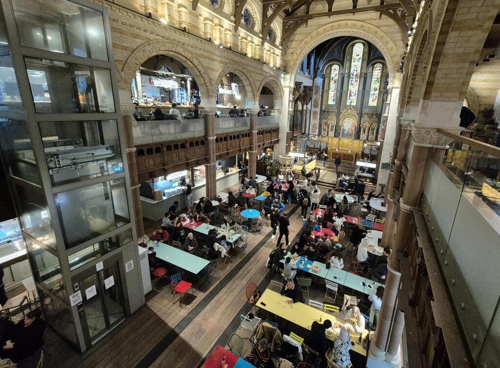 פעם כנסייה, כיום שוק אוכל. Mayfair Mercato