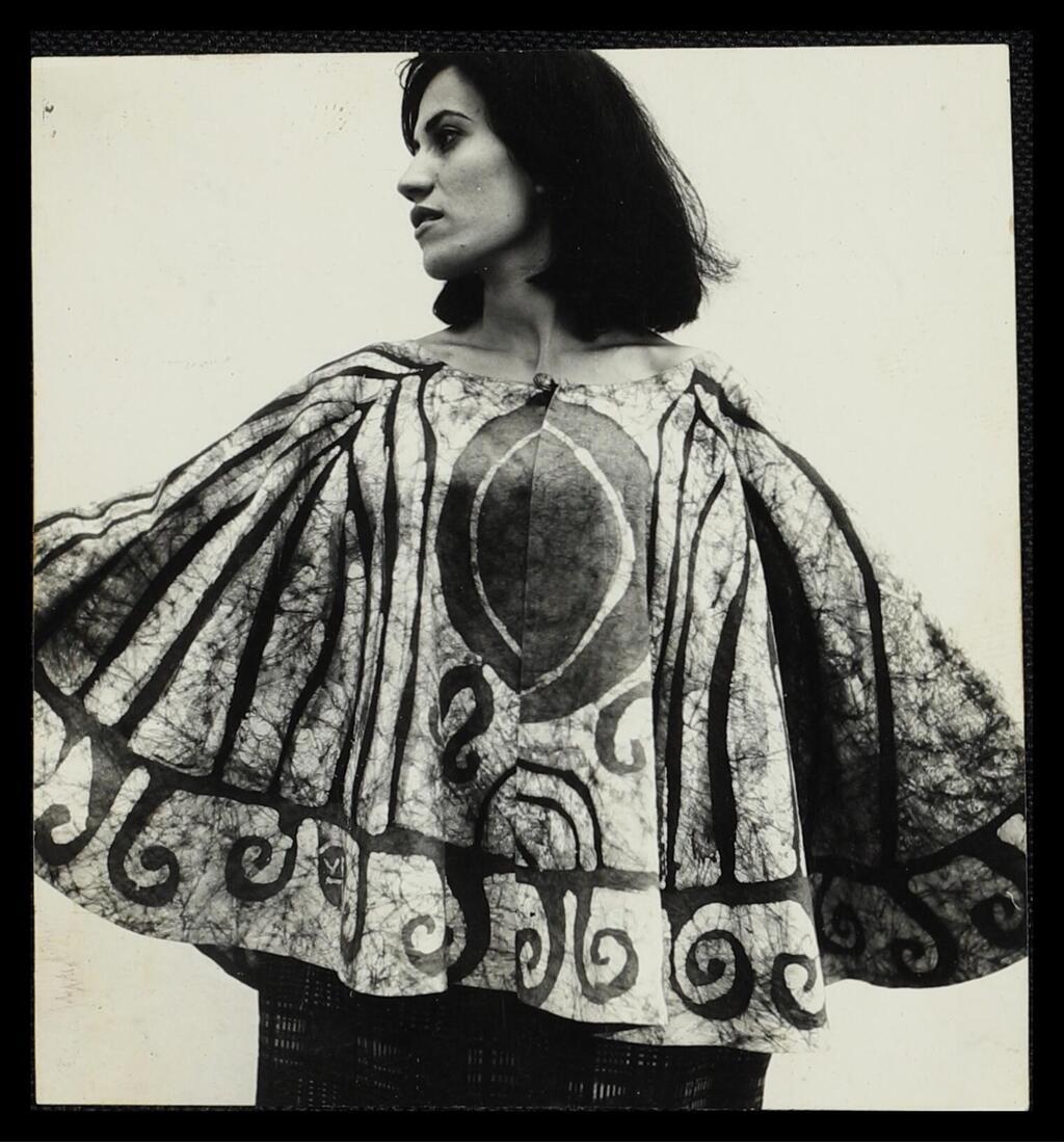 ציונה שמשי בגלימת באטיק בעיצובה, 1963