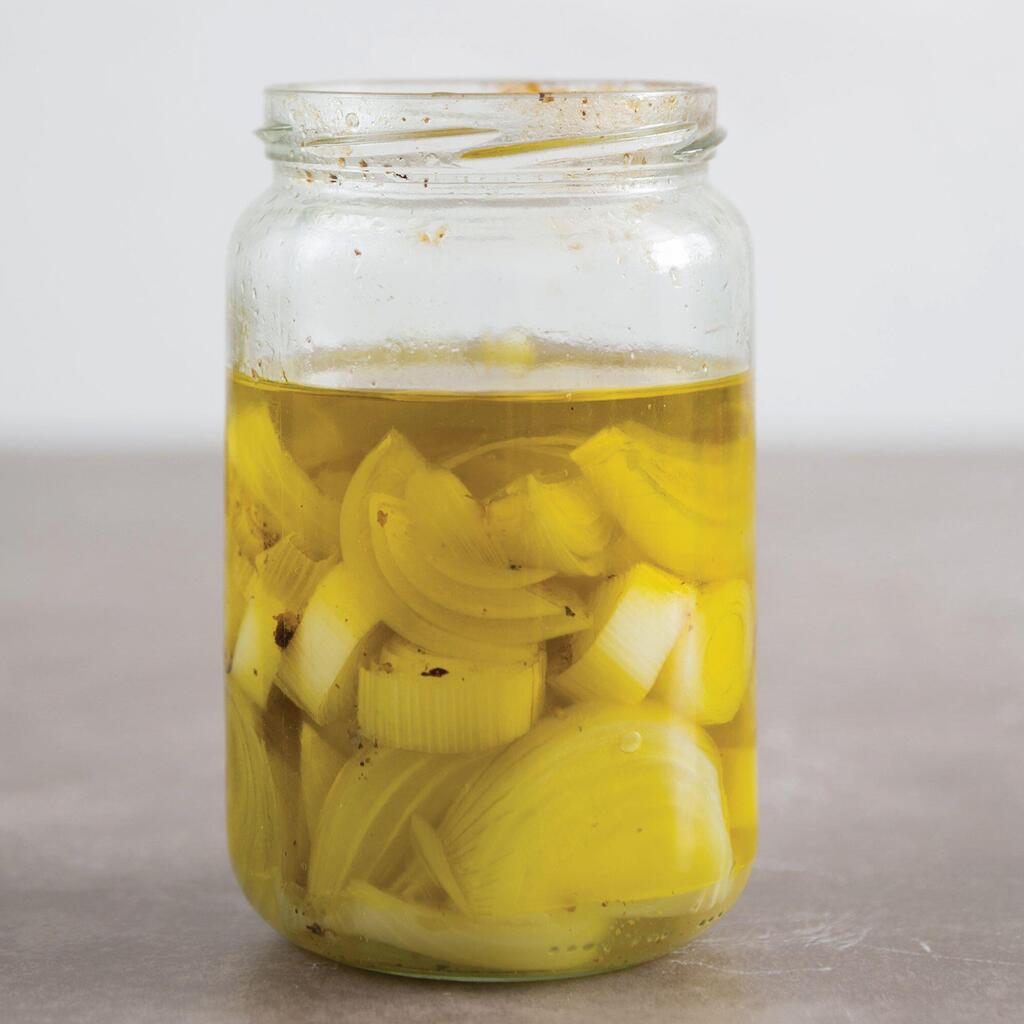 קונפי בצל וכרשה (צילום: יעל אילן, סגנון: נעמה רן) קונפי