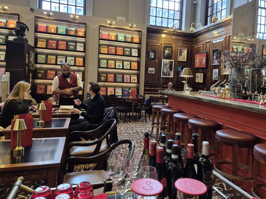 קפה בין הספרים. Maison Assouline