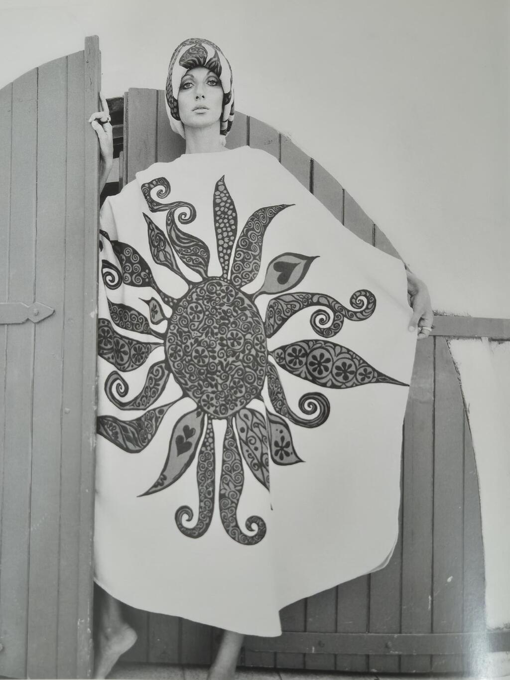 שכמיית חוף מקולקציית שמש, עיצוב טקסטיל של ציונה שמשי לרוז'י בן יוסף