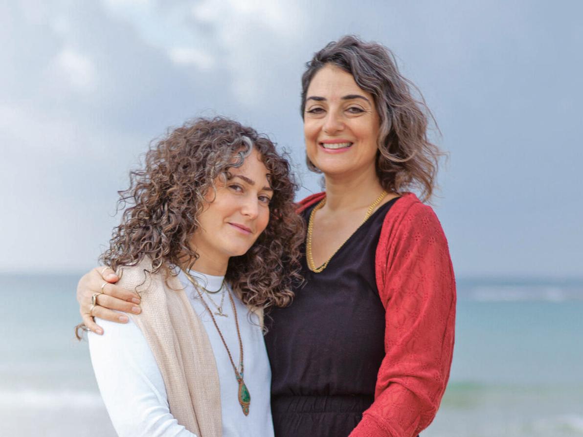 חני גולד (מימין) וקרן-אור לוי