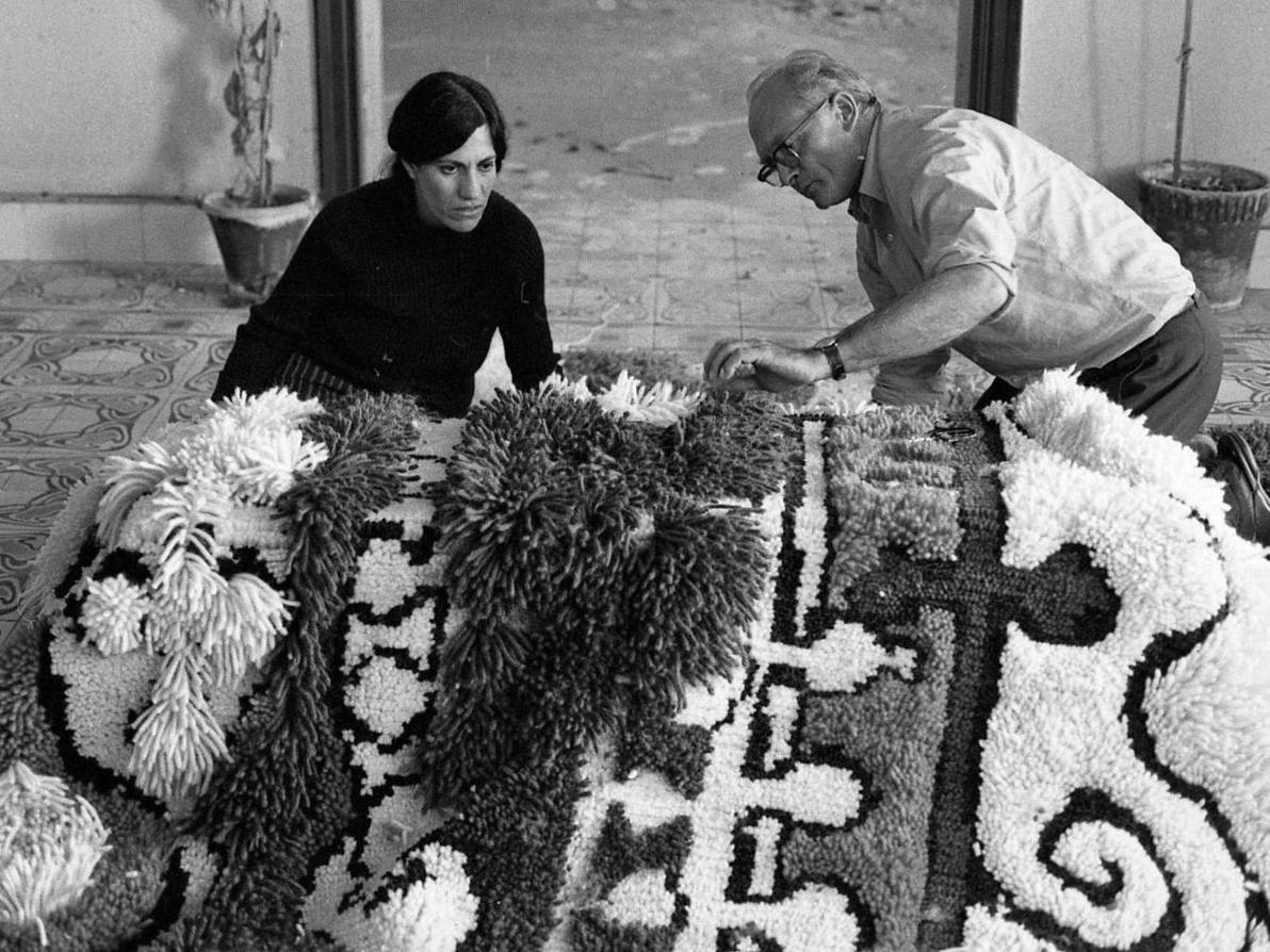 וסילי מנדל מבצע שטיח קיר מאת ציונה שמשי (עונות השנה, 1974), ולצידו המעצבת