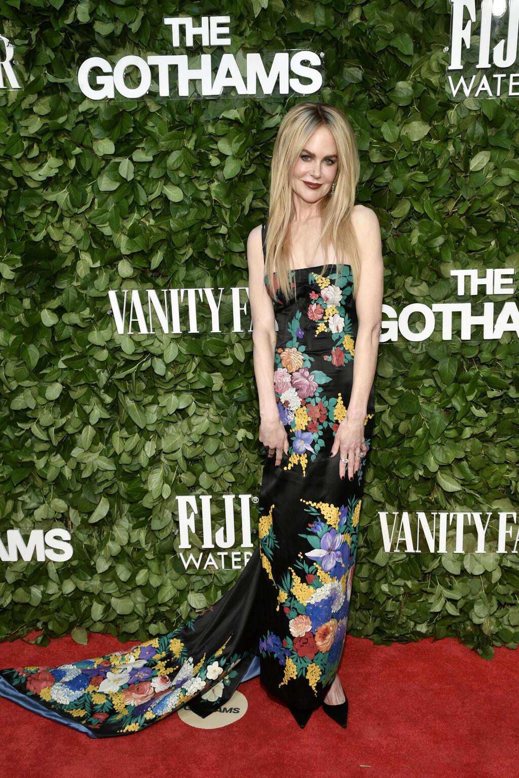 ניקול קידמן לובשת שמלה של דולצ'ה אנד גבאנה מסתיו 1998-99 בטקס פרסי גותהם, 2024