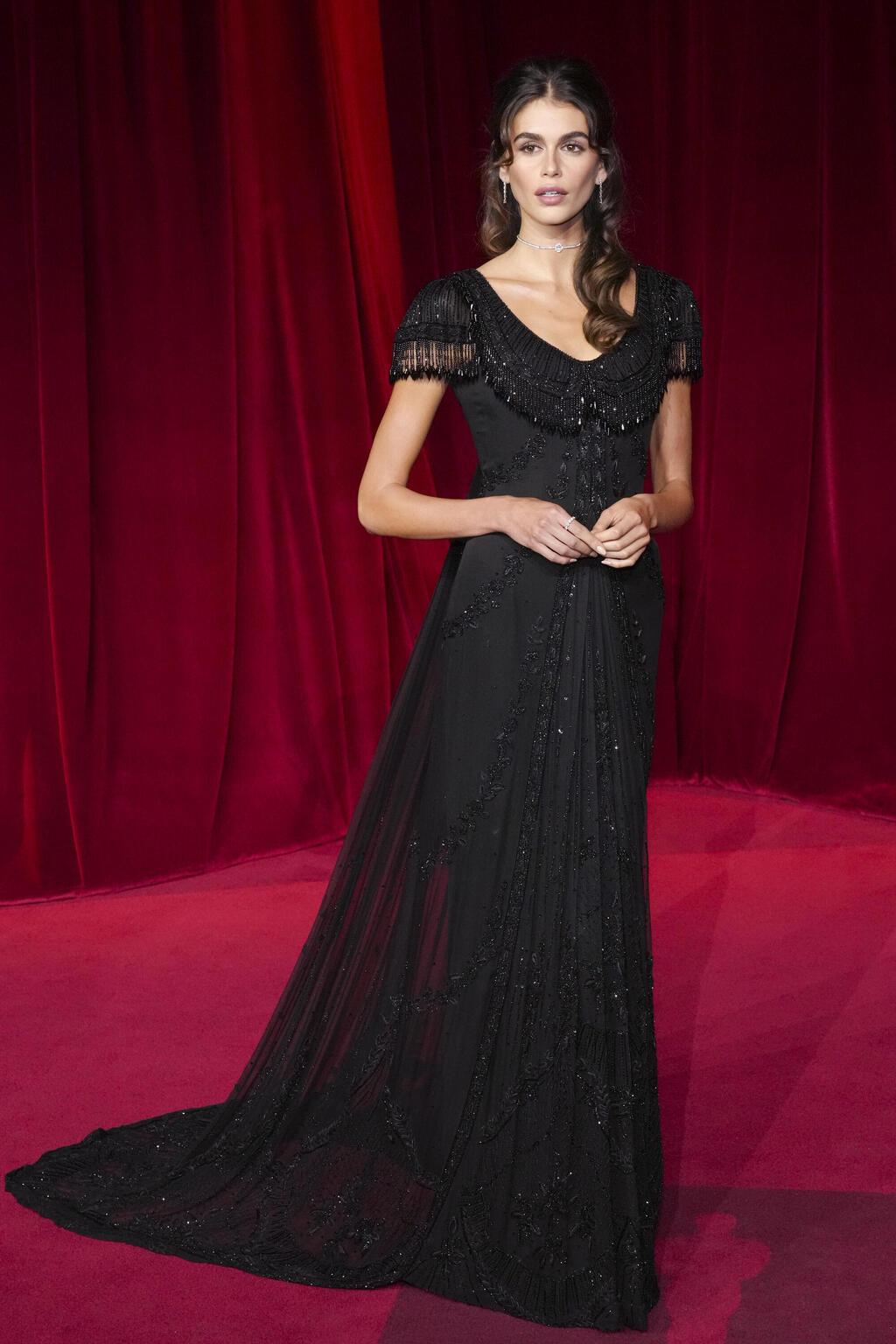 קאיה גרבר לובשת שמלה של ז'יבנשי מ-1997 בגאלה של מוזיאון האקדמיה, 2024