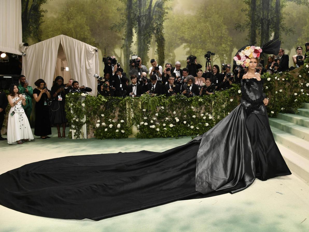 זנדאיה לובשת שמלת קוטור של ז'יבנשי בעיצוב ג'ון גליאנו מ-1996 בגאלה של המטרופוליטן, 2024