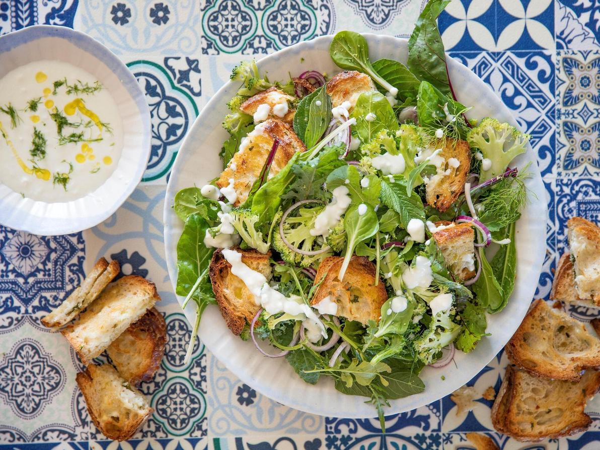 סלט ירוק עם ברוקולי וטוסטוני גבינה