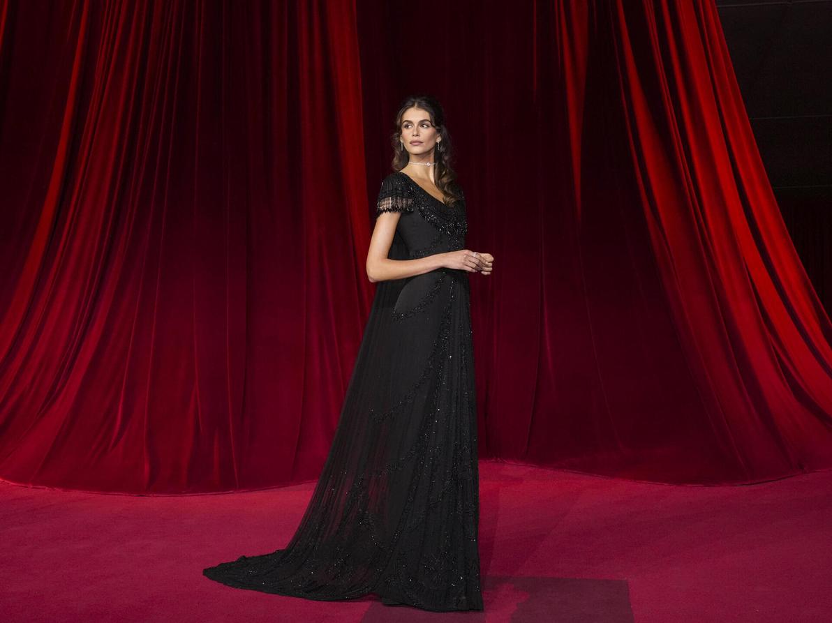 קאיה גרבר לובשת שמלה של ז'יבנשי מ-1997 בגאלה של מוזיאון האקדמיה, 2024