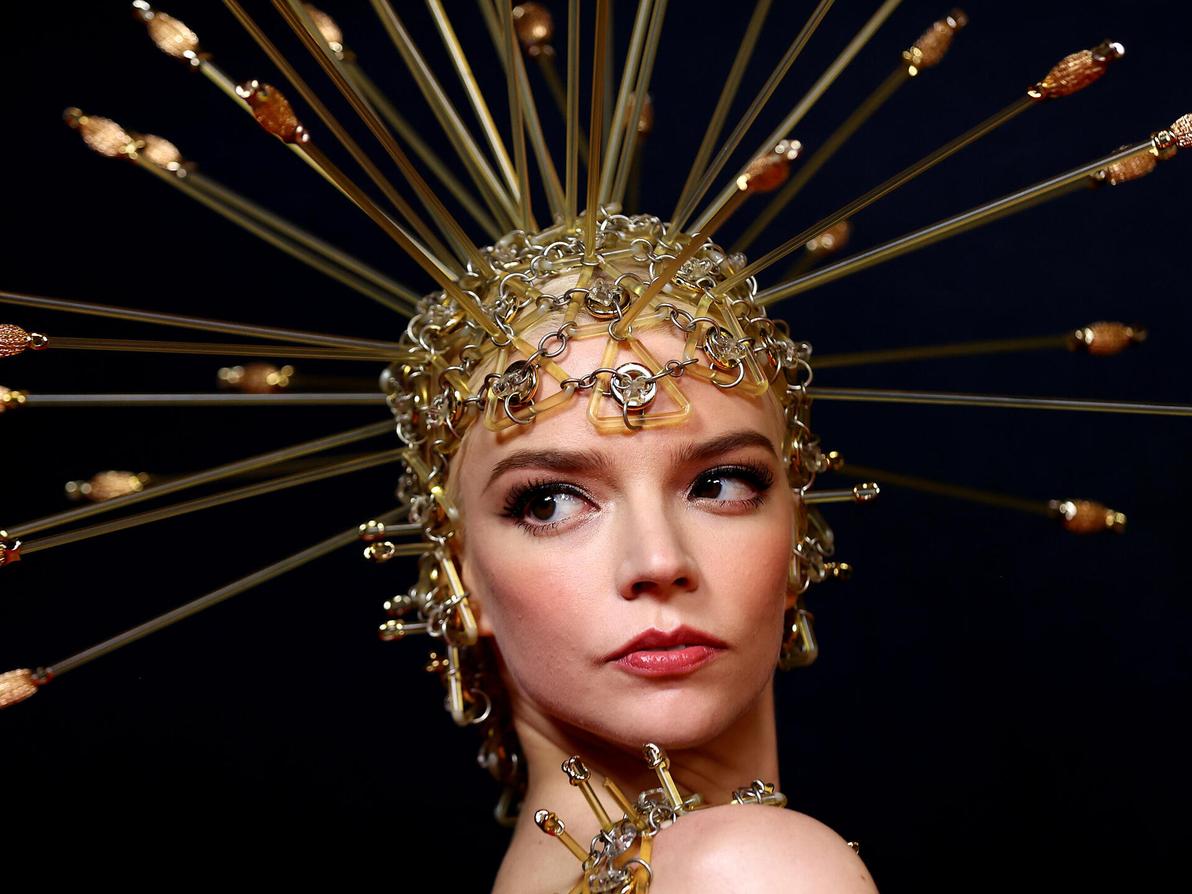 אניה טיילור ג'וי לובשת עיצוב קוטור של פאקו רבאן מאביב 1996 בפרמיירה של "פיוריוסה: מסאגת מקס הזועם" באוסטרליה, 2024