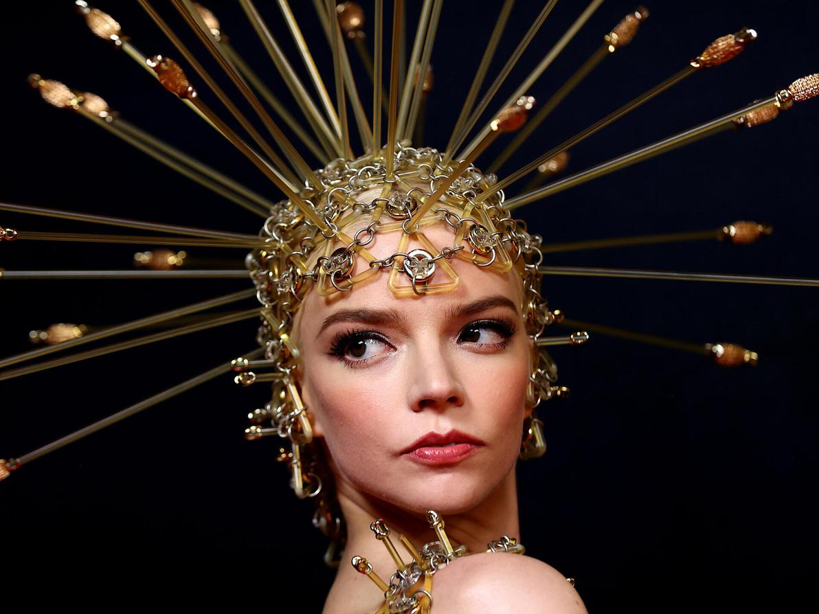 אניה טיילור ג'וי לובשת עיצוב קוטור של פאקו רבאן מאביב 1996 בפרמיירה של "פיוריוסה: מסאגת מקס הזועם" באוסטרליה, 2024