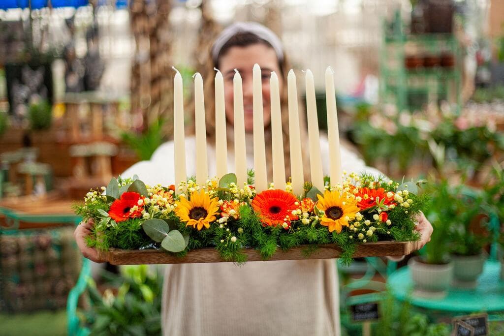 חנוכייה פורחת בצהוב ובכתום, משתלת פלורוז