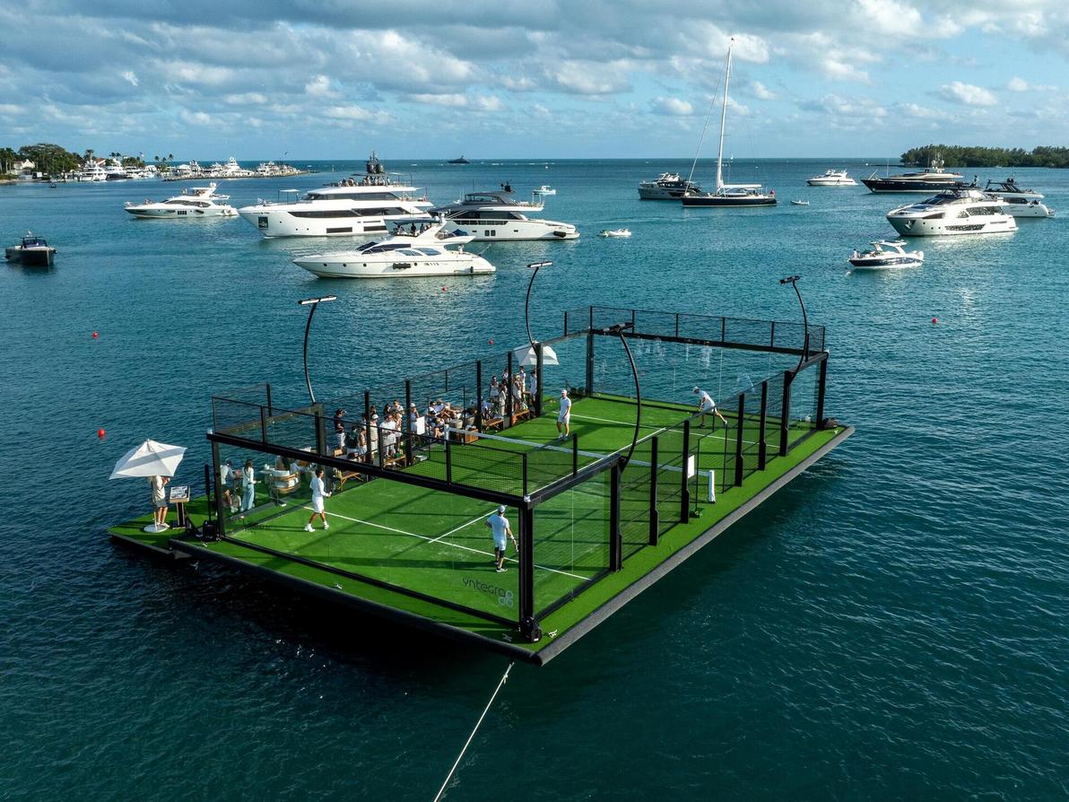 מגרש פאדל צף במיאמי. פתרון למצוקת קרקע וגם לוקיישן מעולה (צילום באדיבות Yntegra Group) מגרש פאדל צף במיאמי