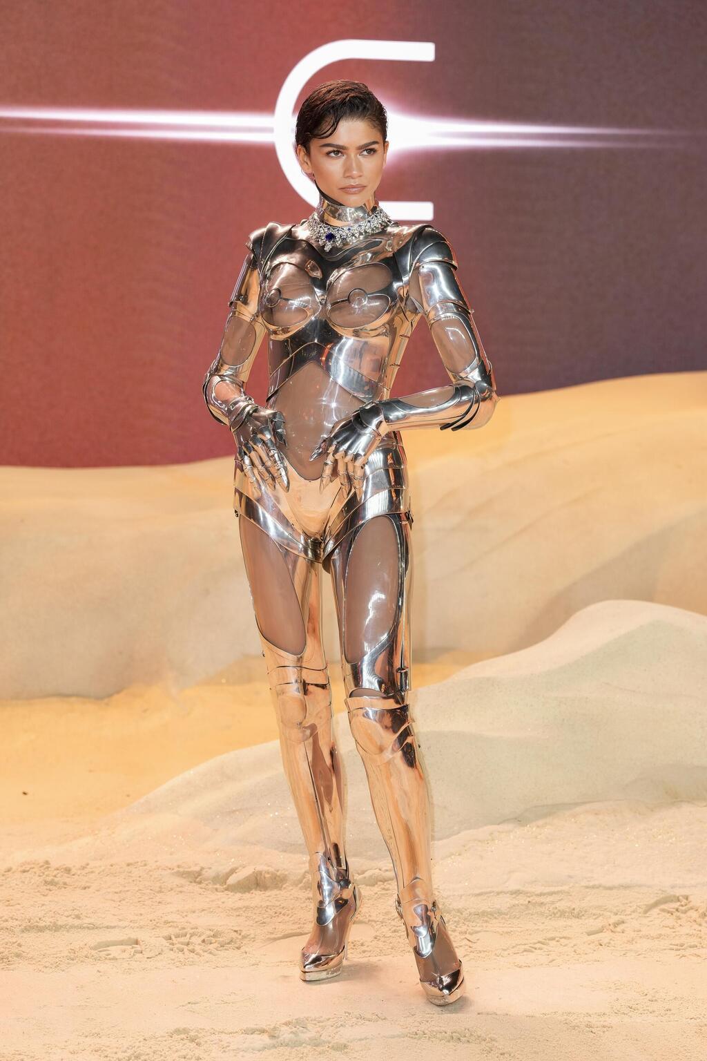 זנדאיה לובשת חליפת הוט קוטור של מוגלר מסתיו 1995-96 בפרמיירה של "חולית 2" בלונדון, 2024