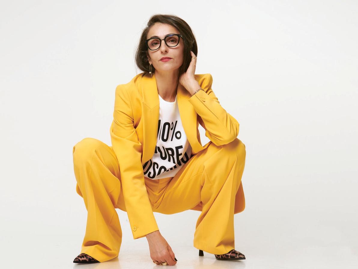 ליאת אשורי בחליפה צהובה וטי שירט (צילום: ניב מאיו ) ליאת אשורי