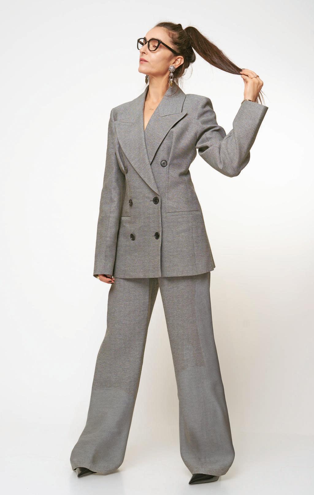 חליפה: בוטיק ורנר, עגילים: קרן וולף (צילום: ניב מאיו ) ליאת אשורי