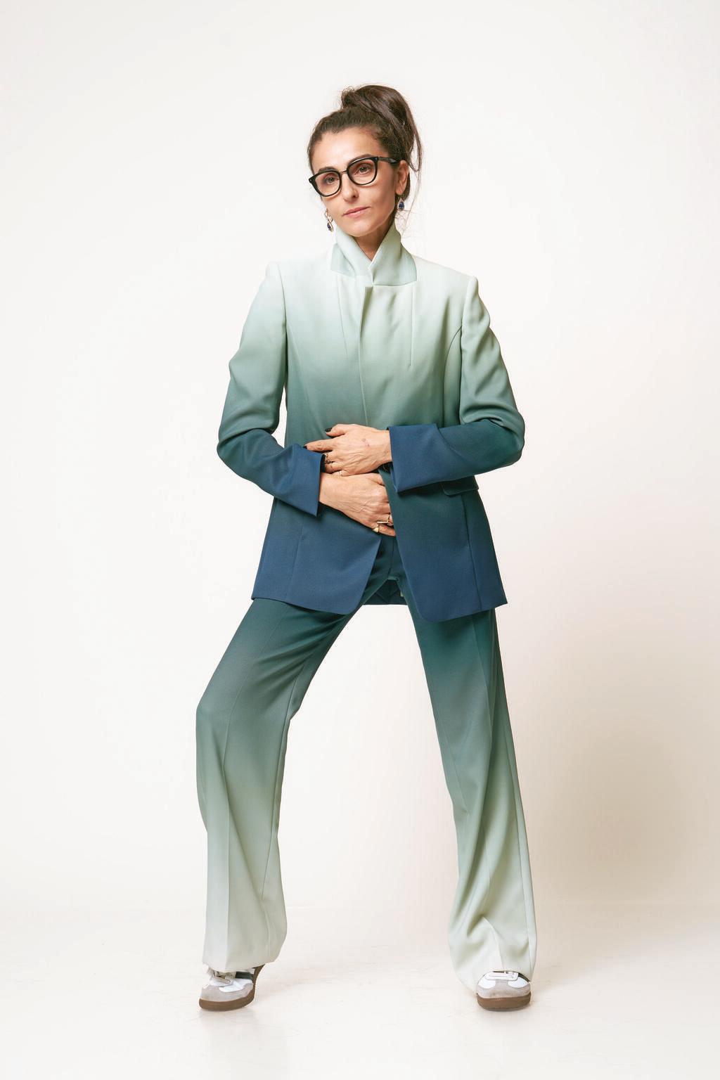 חליפה: מארק קיין, עגילים: קרן וולף, נעליים: אדידס, משקפיים: פראדה, "אופטיקה גיל"
(צילום: ניב מאיו ) ליאת אשורי