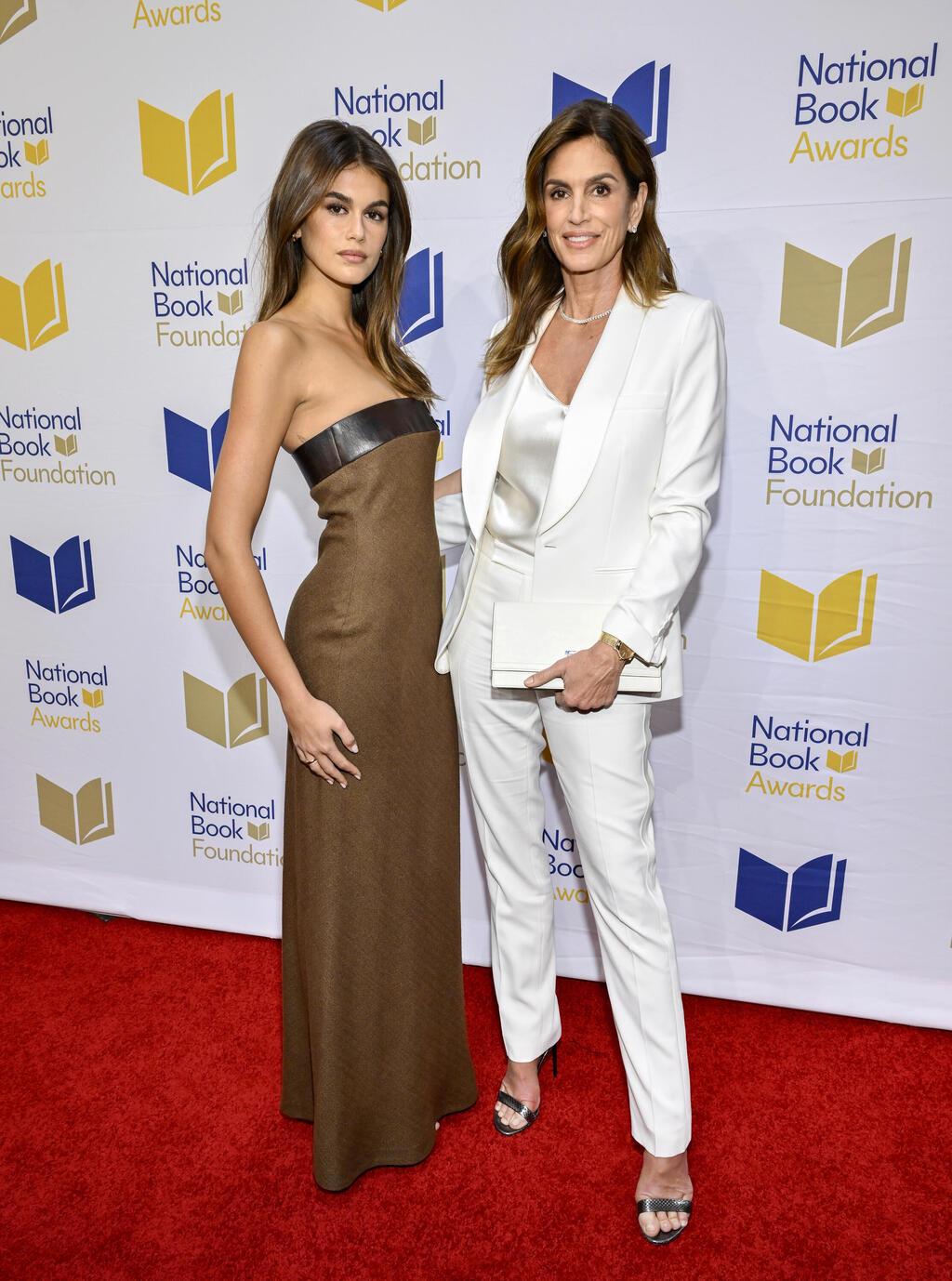 קאיה גרבר וסינדי קרופורד על השטיח האדום, 2023