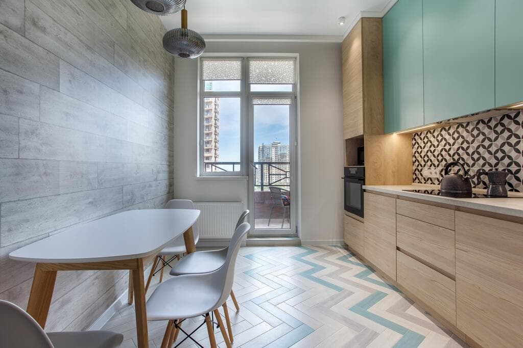 שיפוץ מטבח: חיפוי קיר בפאנלים של פרקט, החלפת חזיתות וחיפויים