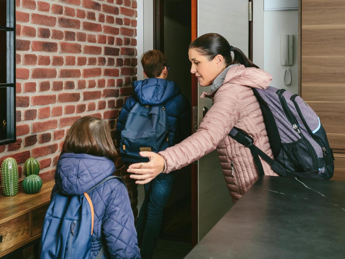הרגישה מאוימת, נטלה תיק לה ולילדיה, וברחה לדירת מילוט (צילום אילוסטרציה: Shutterstock) הרגישה מאוימת, נטלה תיק לה ולילדיה, וברחה לדירת מילוט