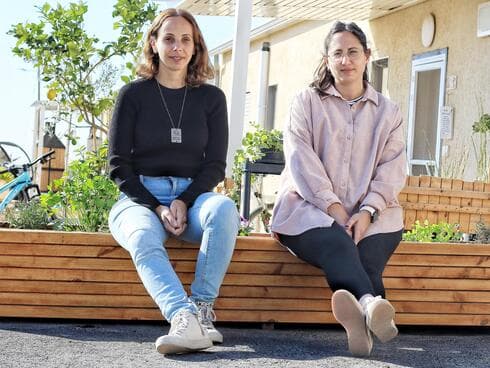 מנהלת הפרויקטים עדי וייס והאדריכלית בר קרבונה, תושבות בארי שתכננו את המגורים הזמניים בחצרים