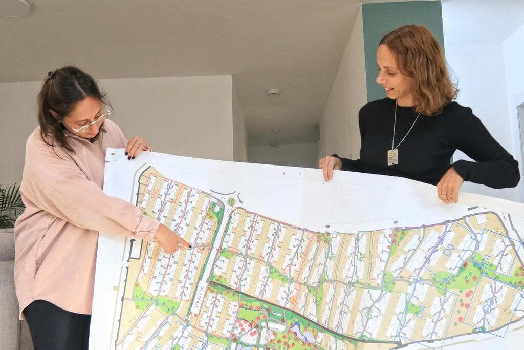 מנהלת הפרויקטים עדי וייס והאדריכלית בר קרבונה, תושבות בארי