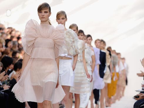 "לא משנה מי המנהלת האמנותית, אני רואה את הדברים שאמא שלי הייתה לובשת". קלואה, תצוגת אביב-קיץ 2013