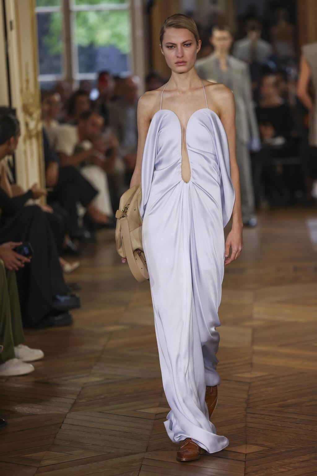 תצוגת אביב-קיץ 2024 של ויקטוריה בקהאם