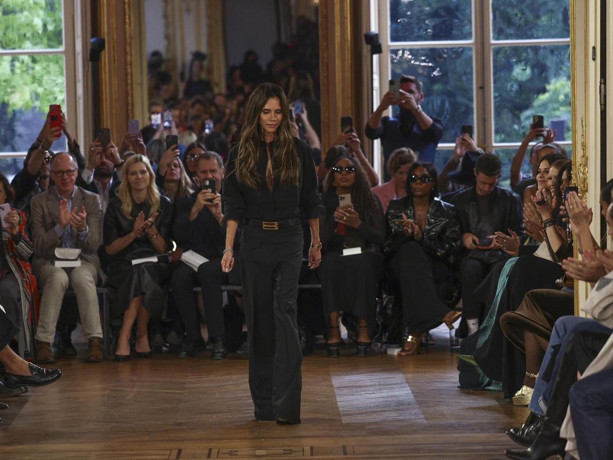 ויקטוריה בקהאם בתצוגת אביב-קיץ 2024 בעיצובה