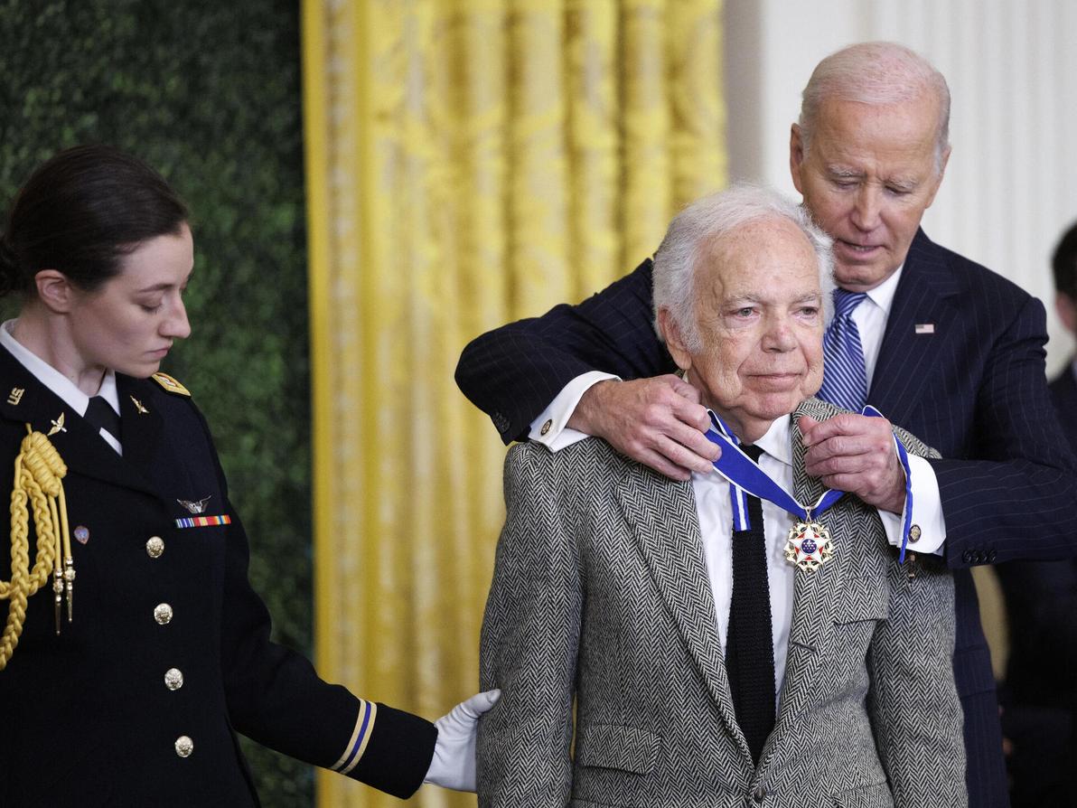 נשיא ארה"ב ג'ו ביידן מעניק את המדליה הנשיאותית לראלף לורן, 2025