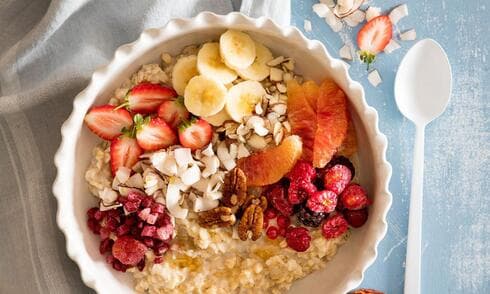 דייסת שיבולת שועל עם קינואה ופירות
