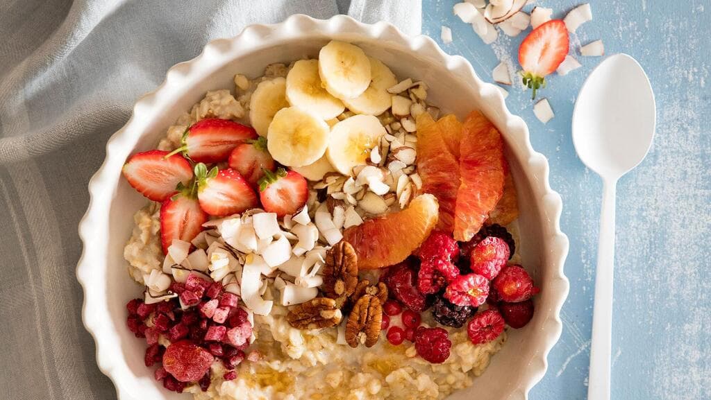 דייסת שיבולת שועל עם קינואה ופירות