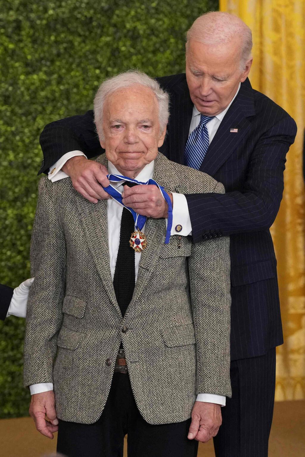 נשיא ארה"ב ג'ו ביידן מעניק את המדליה הנשיאותית לראלף לורן, 2025