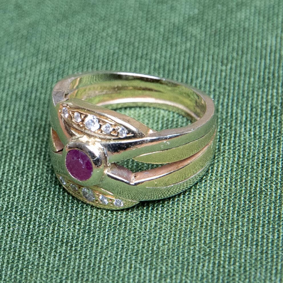 טבעת, סבתא מיליה לאופר (צילום: ענבל מרמרי) בארון של טל מן