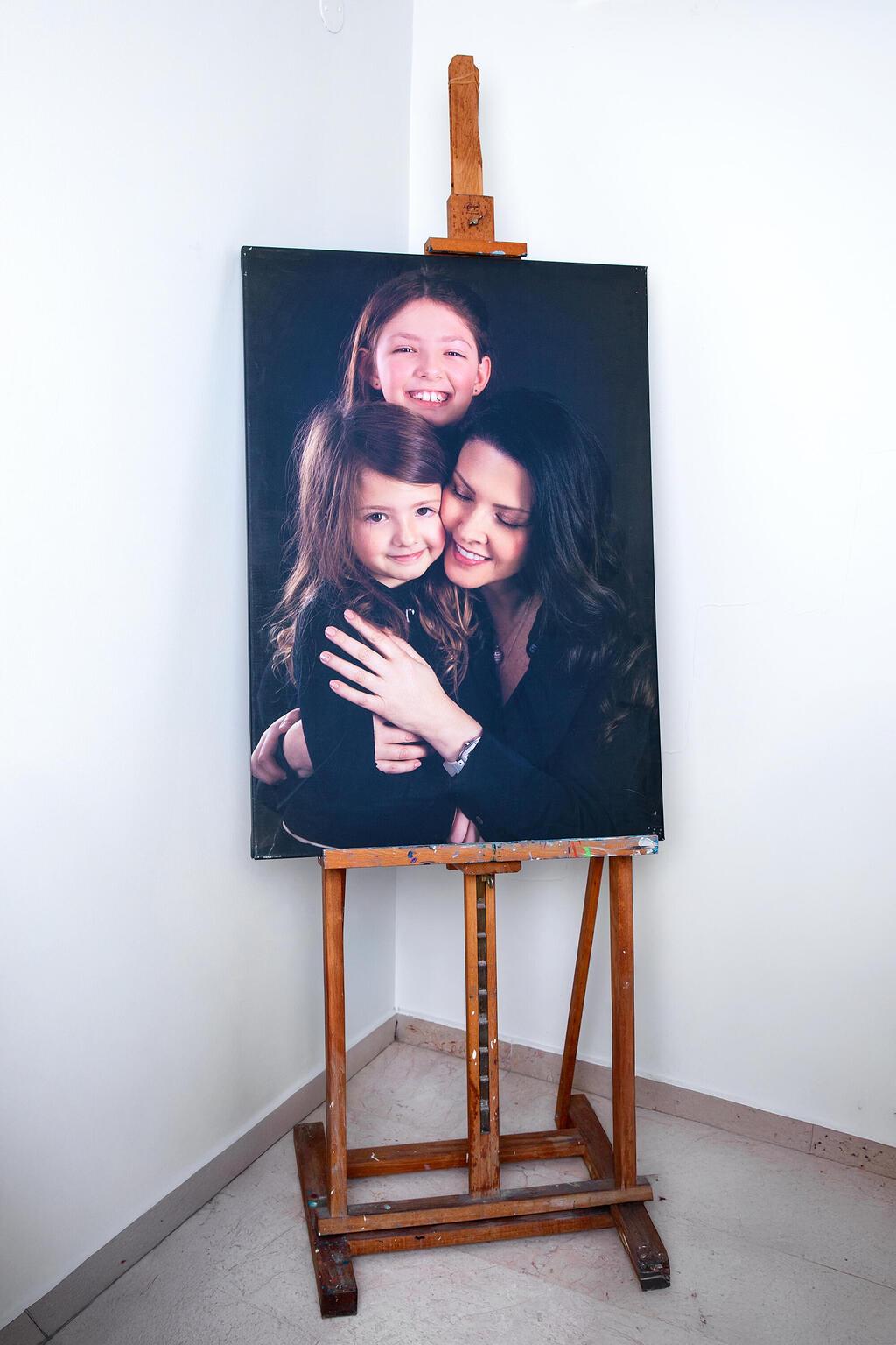 "בשביל ילדים, סרטן שווה קרחת ומוות, אז המליצו לי לא לספר לילדות שזה סרטן" (צילום: ענבל מרמרי) צילום של טל מן ובנותיה בביתה