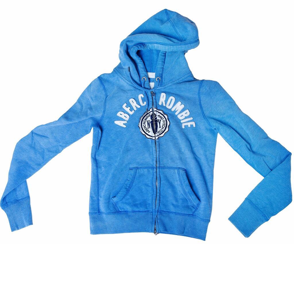 סווטשירט, אברקרומבי & פיץ' (צילום: ענבל מרמרי) בארון של טל מן