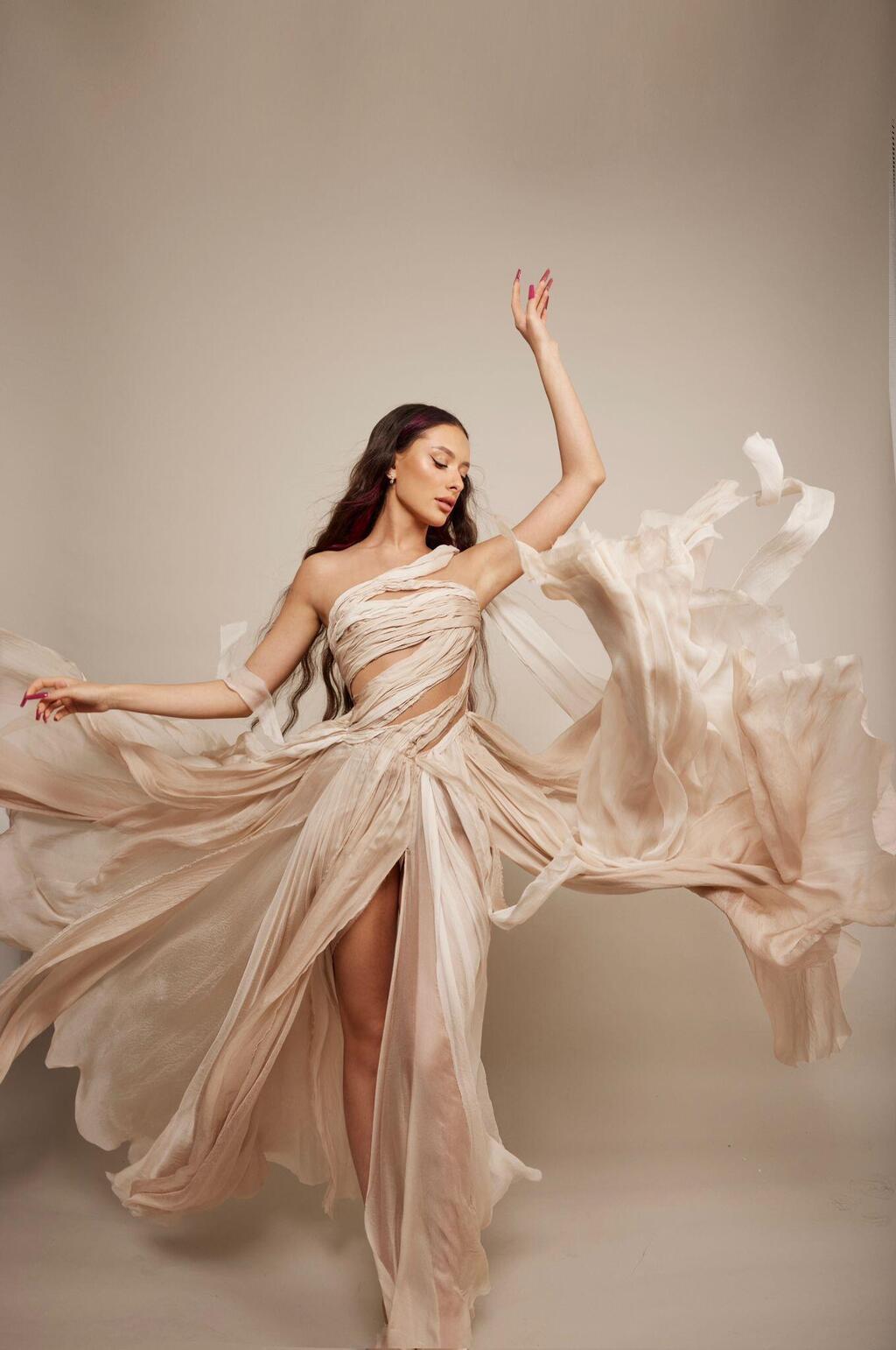 עדן גולן בשמלה לאירוויזיון