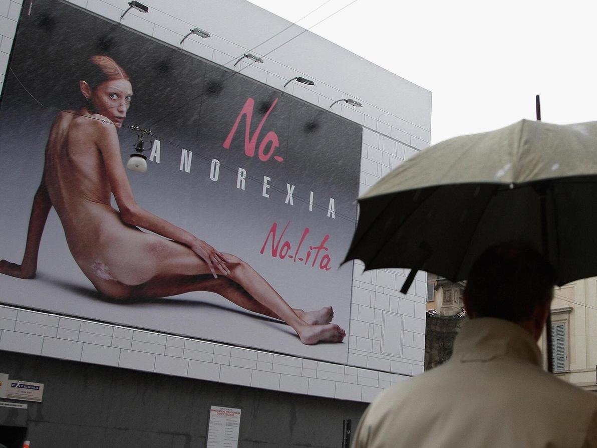 קמפיין של המותג נוליטה להעלאת מודעות לאנורקסיה שצילם אוליביירו טוסקני, 2007 (צילום: Pascal Le Segretain/Getty Images) קמפיין של המותג נוליטה להעלאת מודעות לאנורקסיה שצילם אוליביירו טוסקני, 2007