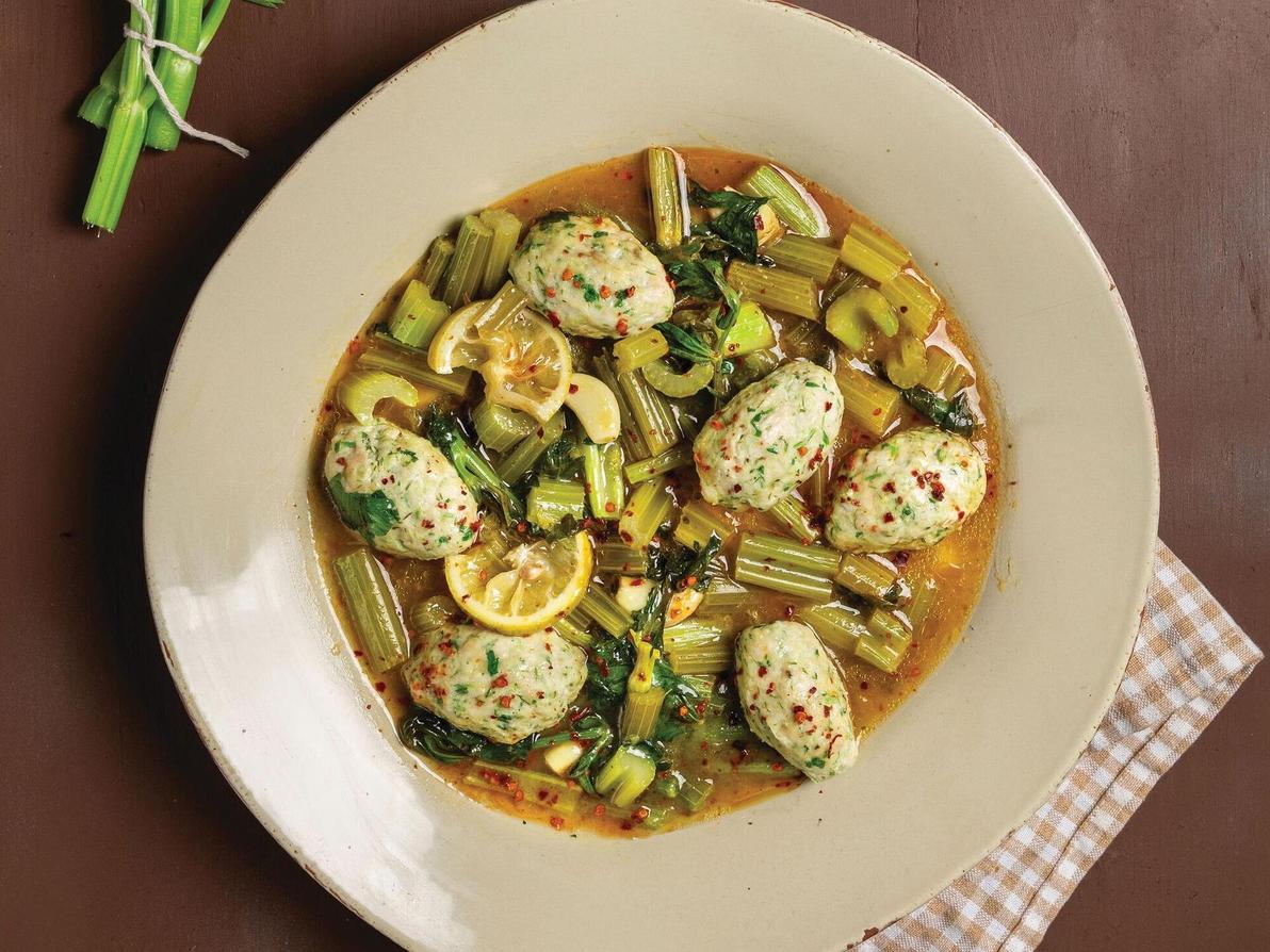 קציצות דגים ברוטב סלרי ולימון (צילום: שרית גופן, סגנון: עמית דונסקוי) קציצות דגים ברוטב סלרי ולימון