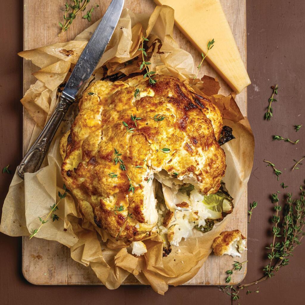 כרובית בתנור במילוי גבינות (צילום: שרית גופן, סגנון: עמית דונסקוי) כרובית בתנור במילוי גבינות