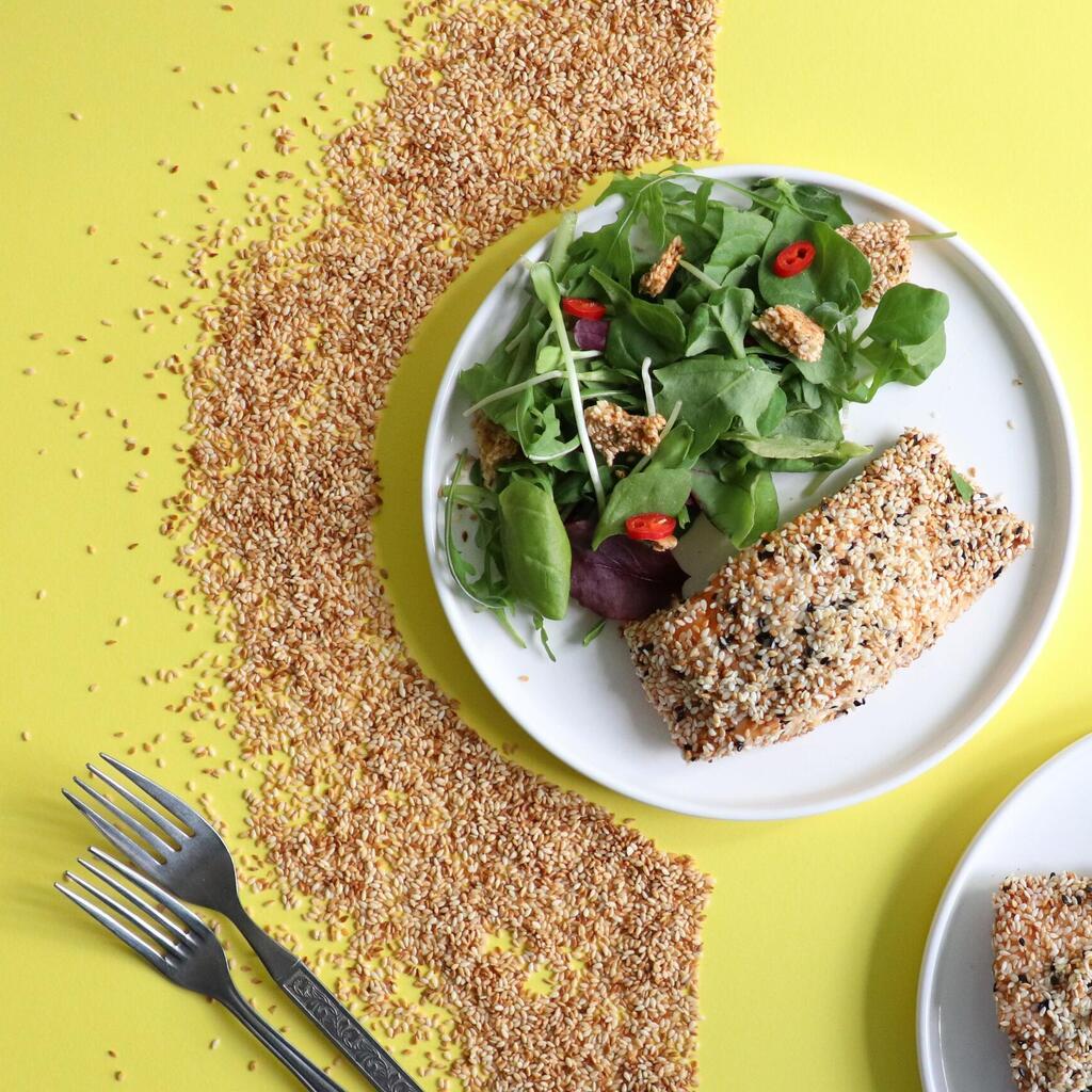 סלמון בציפוי שלושה סוגי שומשום