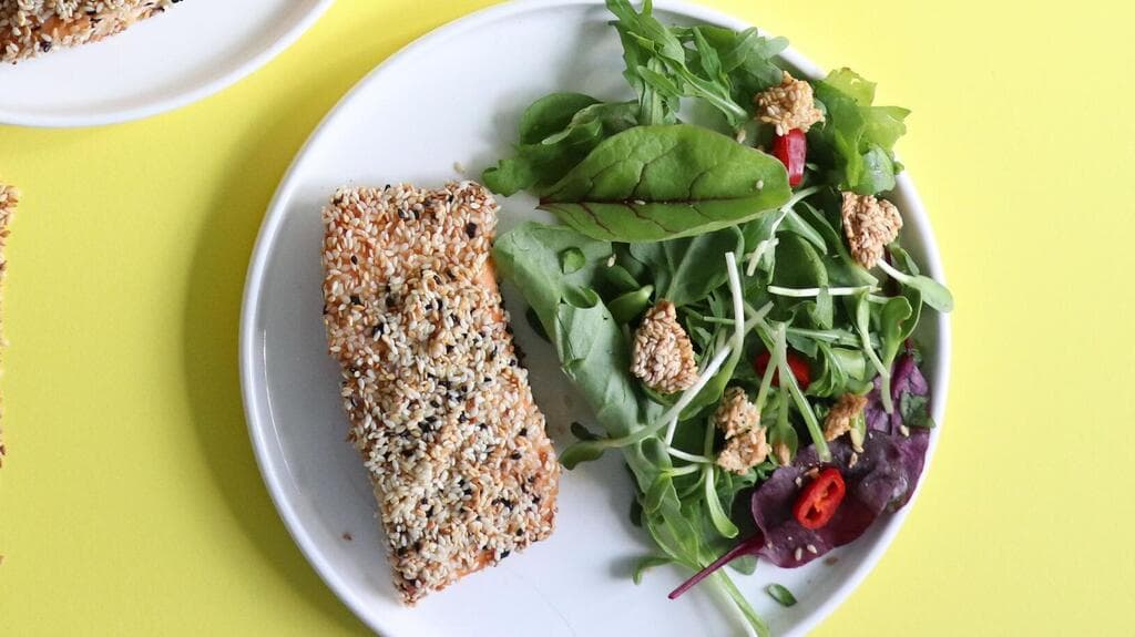 סלמון בציפוי שלושה סוגי שומשום