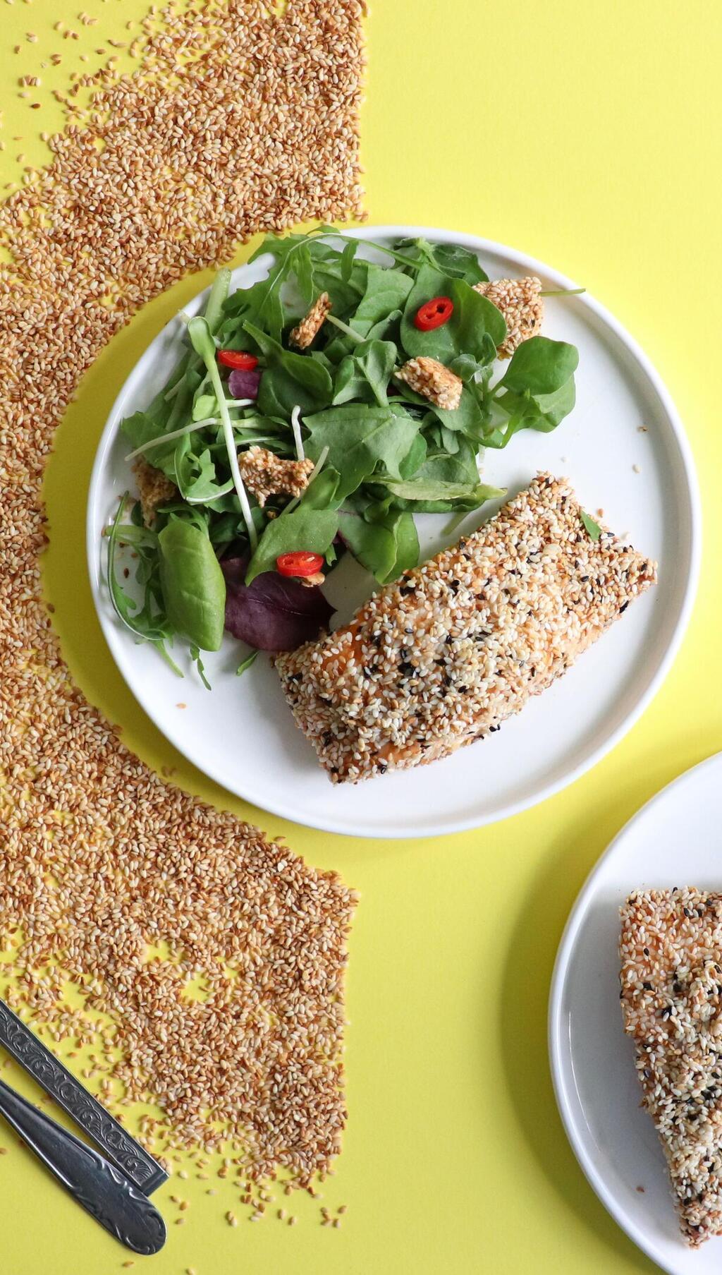 סלמון בציפוי שלושה סוגי שומשום