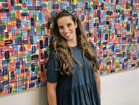 סנדרה גרוס במוזיאון פתח תקווה, על רקע יצירה שלה