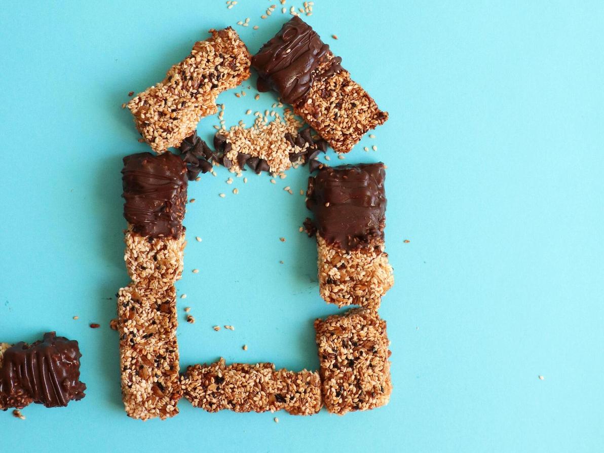 חטיף אנרגיה שומשום וגרנולה