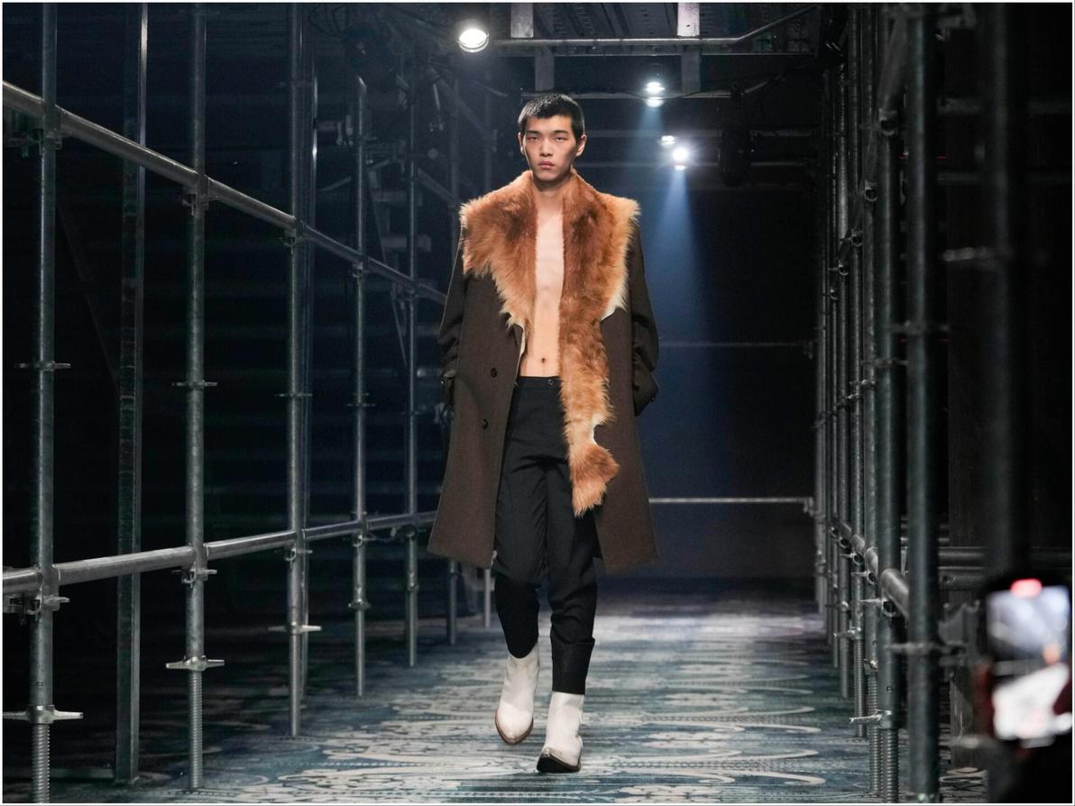 תצוגת סתיו-חורף 2025-26 של פראדה בשבוע האופנה לגברים במילאנו