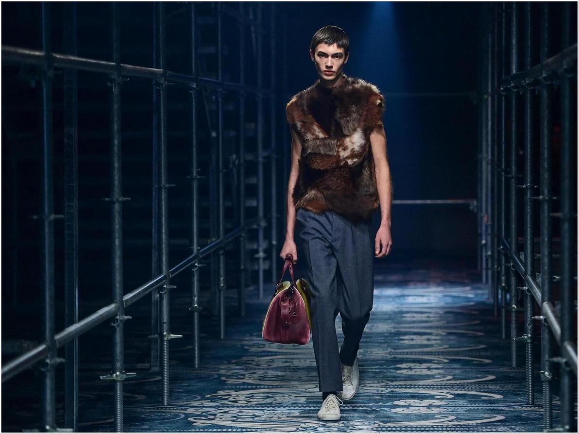 תצוגת סתיו-חורף 2025-26 של פראדה בשבוע האופנה לגברים במילאנו