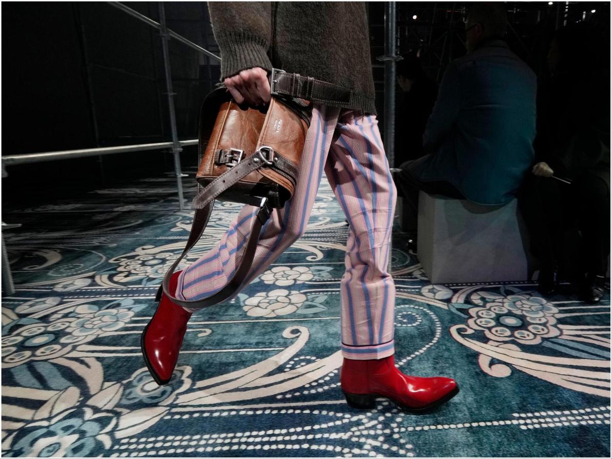 תצוגת סתיו-חורף 2025-26 של פראדה בשבוע האופנה לגברים במילאנו