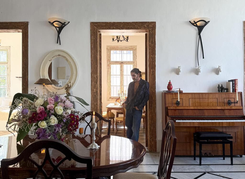 בית האודם, הדירה השכורה של גיא טקו ביפו, מדור כאן גרים