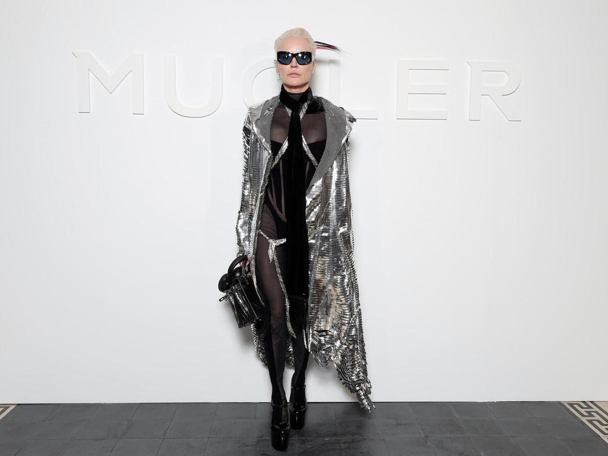 דפני גינס בתצוגת אביב-קיץ 2025 של מוגלר (צילום: Pascal Le Segretain/Getty Images) דפני גינס בתצוגת אביב-קיץ 2025 של מוגלר